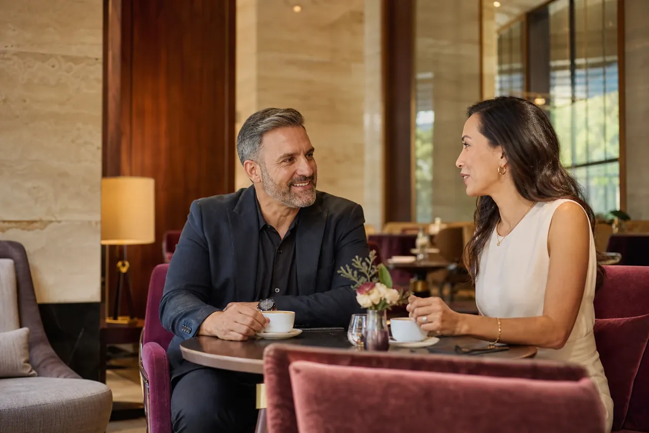 A couple having a relaxed conversation over coffee